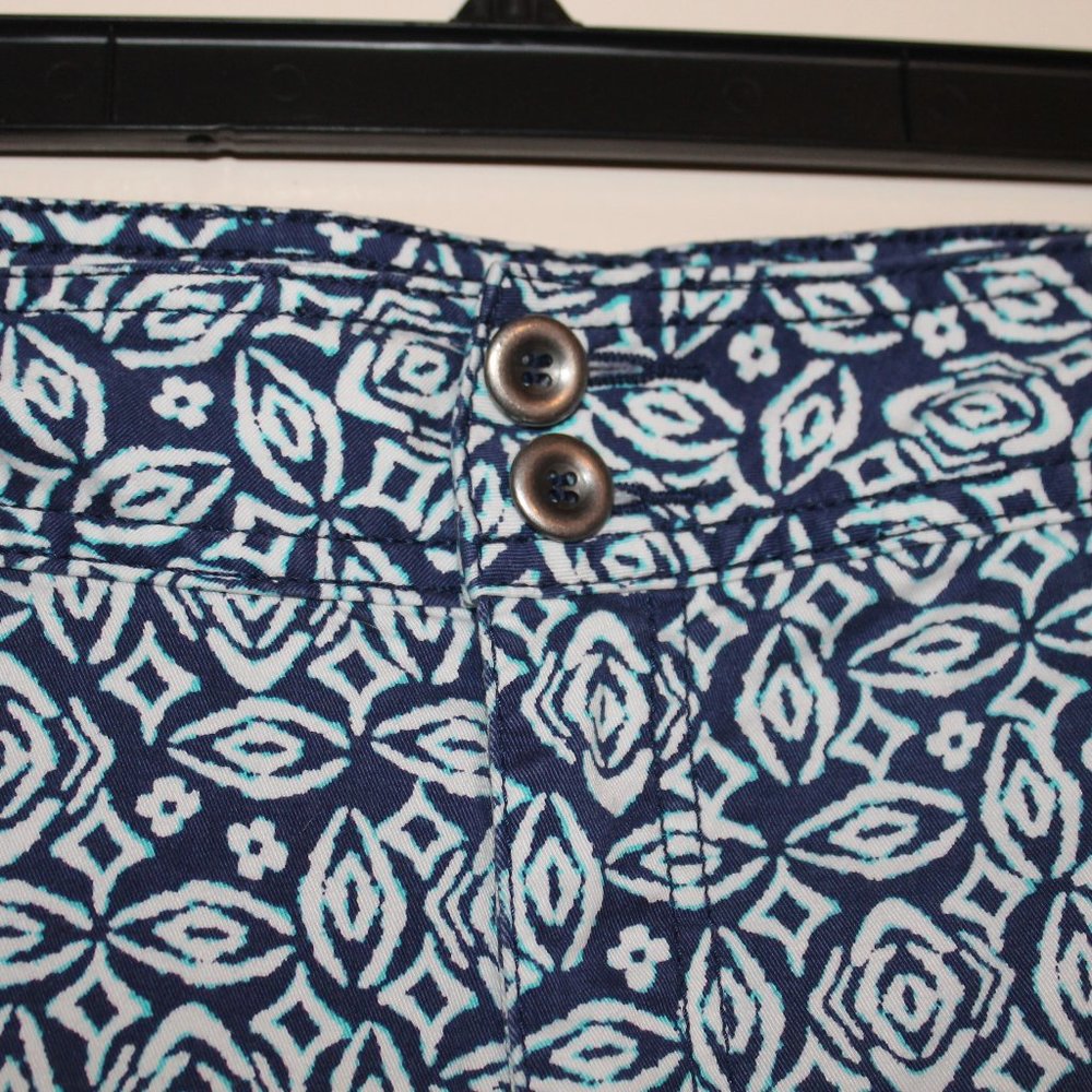 Lane Bryant blue geometric leaf print Capris 22